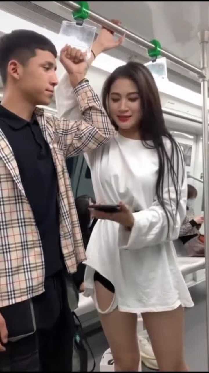 一个在地铁女人物拿枪的游戏_动画女孩地铁枪战_热裤美女在地铁站边听歌边枪战