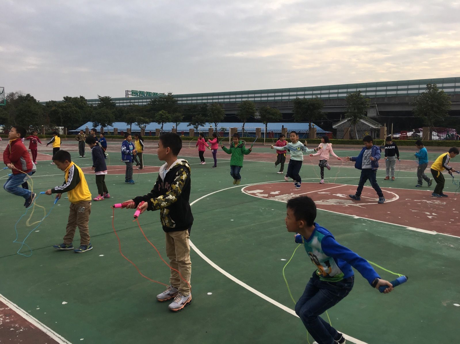 小学体育课小游戏_体育课小学级游戏有哪些_小学一年级体育课游戏