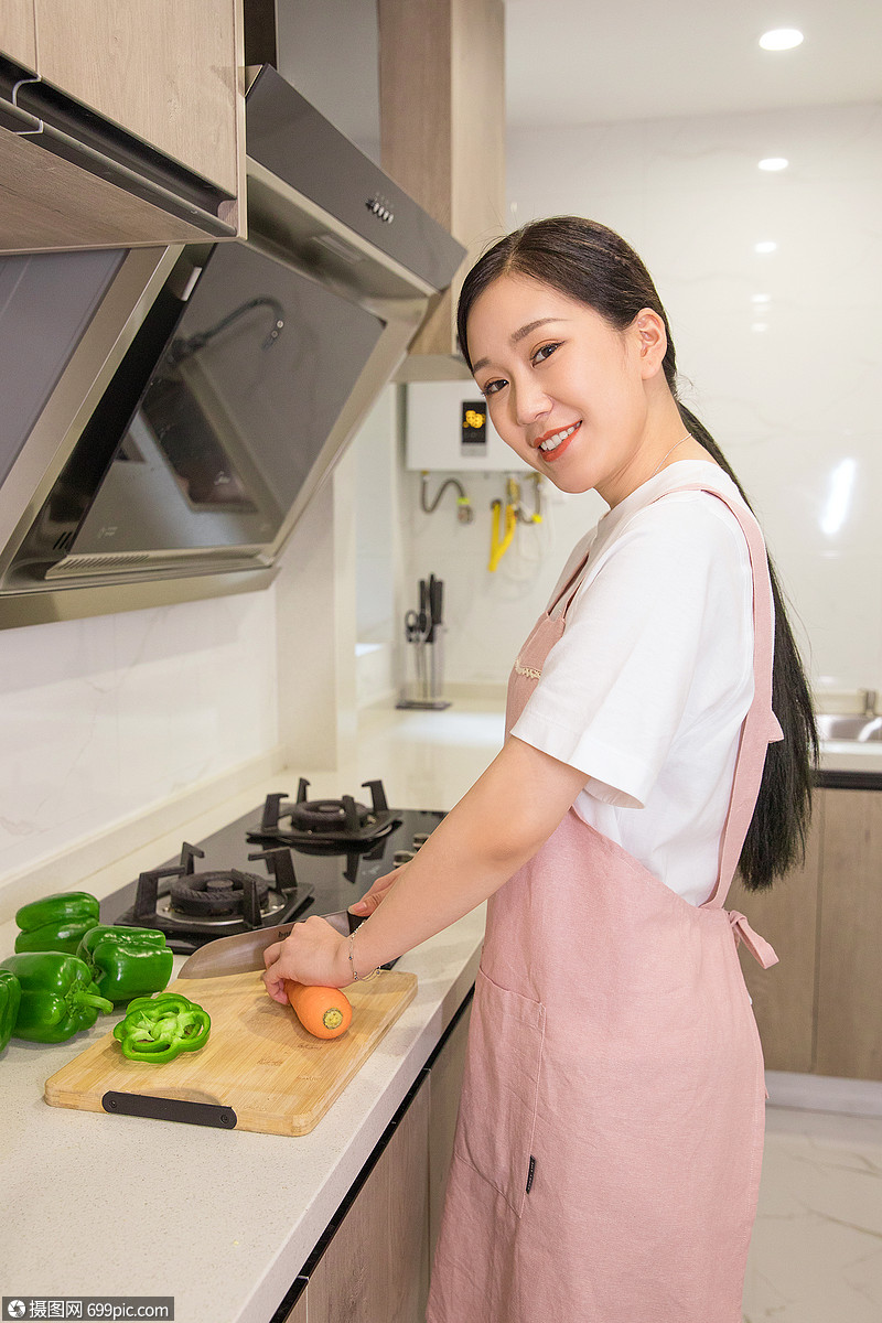美女厨房游戏中文版_游戏美女厨房_厨房美女游戏破解版