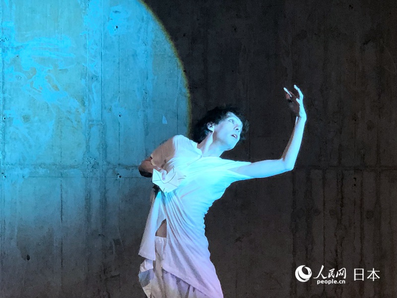 跳舞穿衣服发朋友圈_不穿衣服跳舞_跳舞穿衣服最少的女生
