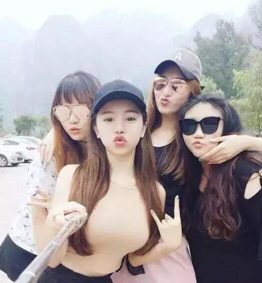 美女漏胸_美女漏胸_美女漏胸