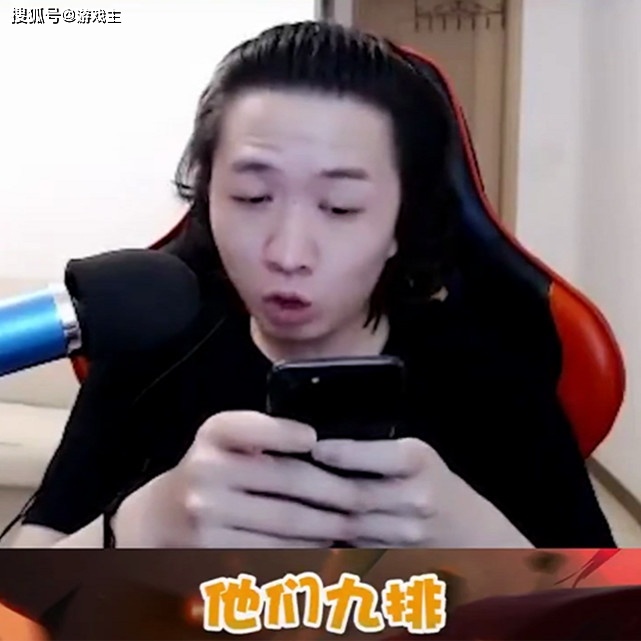 小伙玩手机游戏视频_小伙玩的手机游戏_小伙子玩游戏